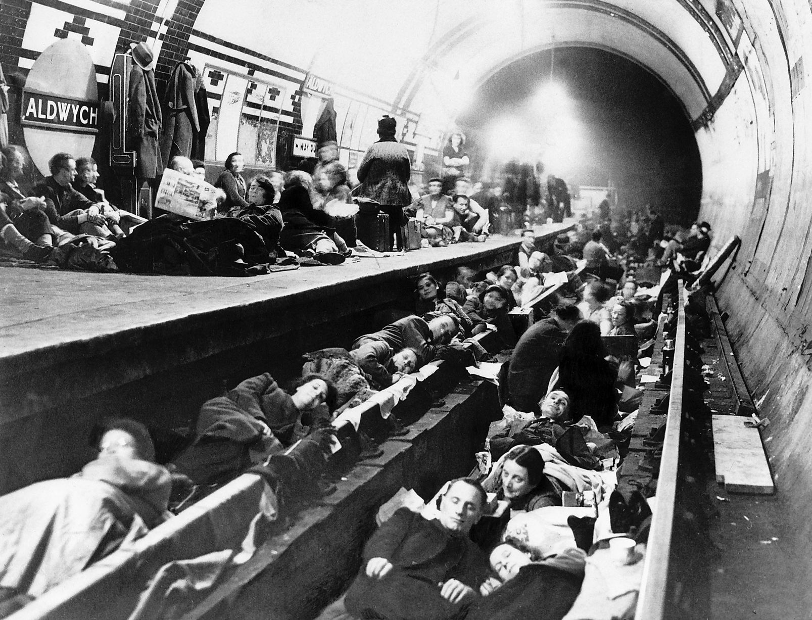 Civili nella metropolitana di Londra durante i bombardamenti tedeschi (1940)