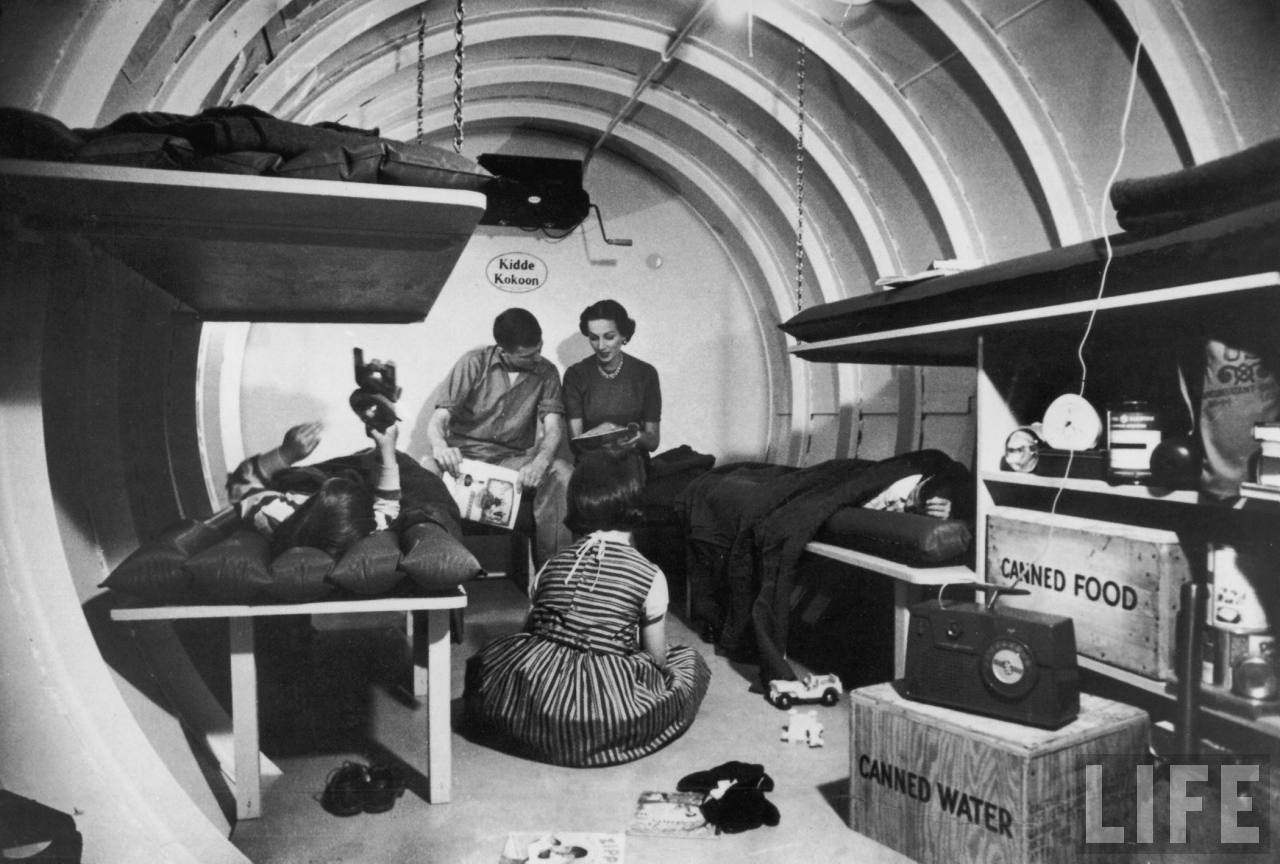 Famiglia in rifugio antiatomico, USA 1955
