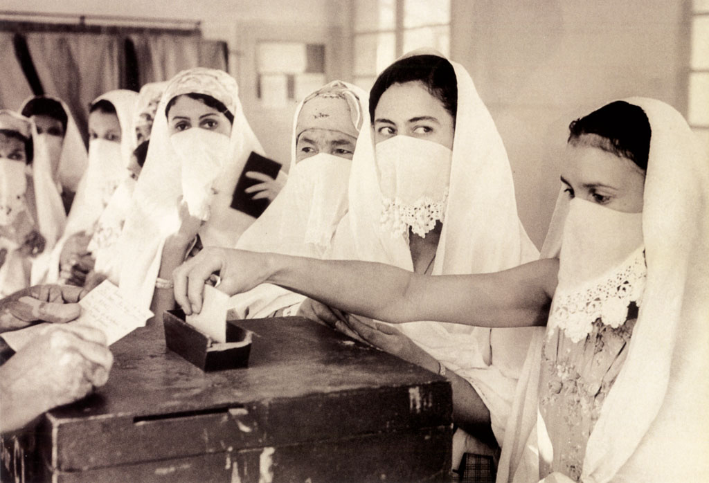 Donne votano al referendum per l'indipendenza dell'Algeria - 1° luglio 1962